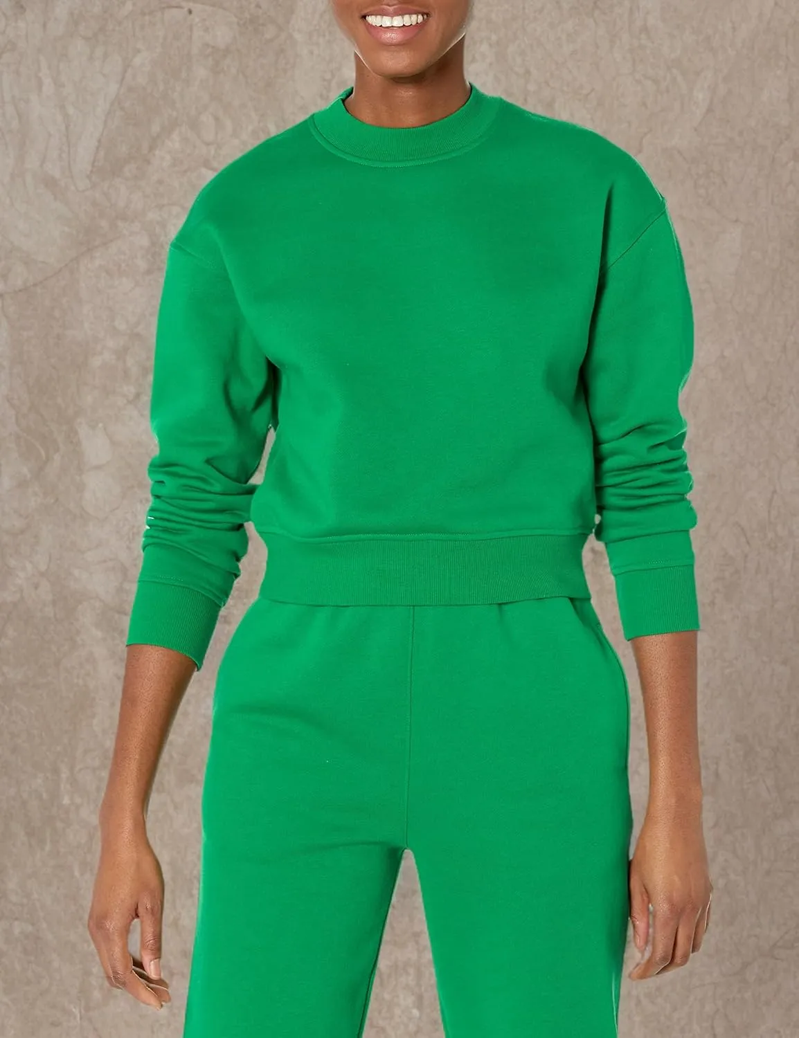 Amazon Essentials Women's Cropped Drop Shoulder Sweatshirt (Available in Plus Size)